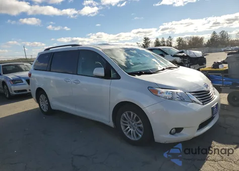 2015 Toyota Sienna Xle z USA, uszkodzony, nr VIN 5TDYK3DC1FS551062